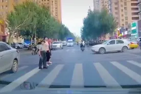 很暖心！车主斑马线礼让行人，获男孩脱帽致谢图片