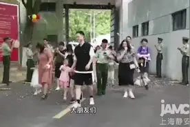 视频丨又萌又燃 娃娃零距离体验军营生活图片