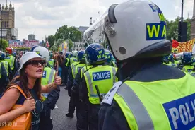 英格兰解封当日 伦敦爆发反疫苗反封锁抗议图片