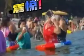 大妈海中洗头惊呆众人，网友：泳池秒变澡堂图片