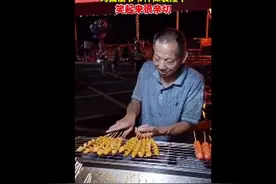 烤面筋爷爷神似袁隆平，这个笑容很亲切，网友：竟能如此相像？图片
