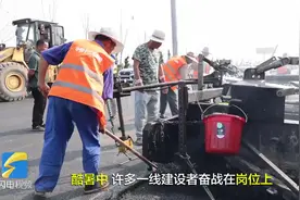 致敬高温下的劳动者 | 德州德武路施工现场备足防暑物品 确保一线人员健康图片
