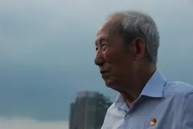 85岁老党员福伯的人生底色图片