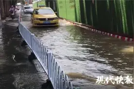 南京北安门街水管爆裂，数百米路面被淹图片