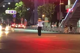 湖北黄石：一民警休病假路遇堵车秒换警服疏导视频封面
