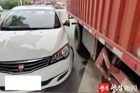 小轿车弯道右侧超车，引发事故撞坏后视镜图片