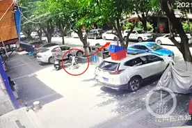 又见鬼探头！6岁男孩奔跑过马路被出租车撞倒图片