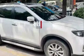 燃油车占用新能源车位被交警拖走，民警提示：市民发现以上情况可举报图片
