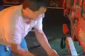 货车司机冒险从火场拖出事故车，离开时难过流泪，天天正能量奖励3名勇敢司机图片