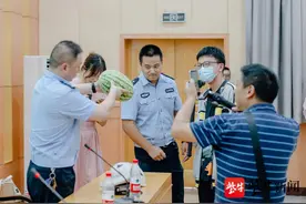 请来西瓜当“模特”！镇江“暑期交通安全执法直播”走起图片