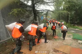 武警河南总队750多名官兵紧急投入抗洪抢险图片