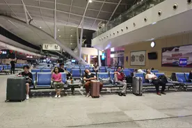 湖北日报全媒记者凌晨探访武汉站，开放候车区方便旅客休息图片
