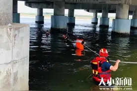 12岁儿童被涨潮浪涌卷入大海 烟台海警紧急救助图片