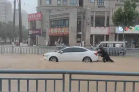 河南郑州暴雨：多个医院停电、学校成“孤岛”、市内交通瘫痪图片