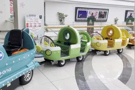 撞伤顾客！游乐小火车开进商场 安全问题谁来把关？图片