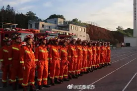 江西392名消防指战员火速增援河南图片