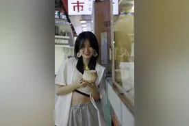 “欣动夏日”！乔欣手捧椰子化身甜美女船长 粉丝：人间何来此仙女图片