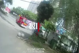 面包车自燃疑似车内打火机爆炸所致，民警消防员联手灭火图片