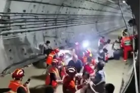 郑州暴雨地铁倒灌，12人死亡，乘客描述5号线惊魂3小时：有人淹到脖子，有劲的男士抬受伤的女士一块出来图片