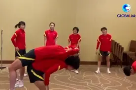 全球连线｜独家！大战前，中国女足酒店开练视频封面