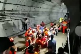 郑州地铁人士回应水漫隧道：雨水倒灌车站后进入运行区视频封面