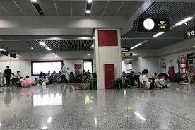 郑州博学路地铁站惊魂一夜：百余人被困十余小时，救援队划船接人图片