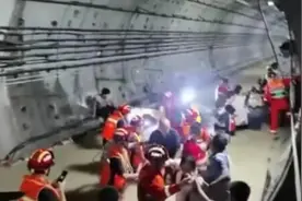 郑州地铁被困者回忆：每个人都在喊让晕倒的先走，让女生先走图片