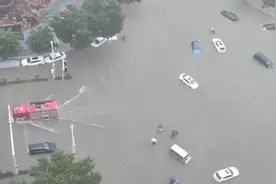 路面积水漫过腰，郑州姑娘蹚水回小区，爬29层楼到家图片