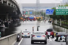 郑州最新现场！地铁被困亲历者：水漫到胸前，孩子们被举过头顶图片