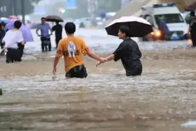 “150个西湖”倒灌河南，直击暴雨中的感人瞬间！网友：我破防了...图片