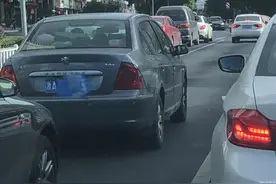 车辆躲在树荫下等红灯，杭州交警：这种“防晒式”停车违法图片
