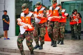 宝贝别怕！郑州福利院儿童在火箭军官兵怀中熟睡照刷屏图片