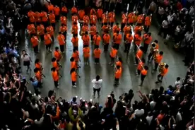 口述｜学生乐团为郑州东站滞留旅客演奏，领队：希望河南挺住图片