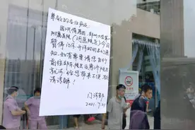 直击郑大一附院河医院区病人转运现场：医护人员用被子当担架抬人图片