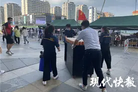 给核酸检测点医护人员解解渴、降降温！南京万达影城员工送上冰可乐、小扇子图片