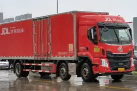 京东首批捐赠物资送抵河南救灾现场 并开通950618河南地区专线图片