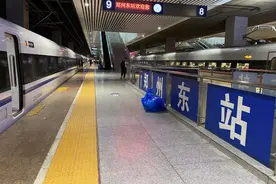 前方连线 | 北京始发列车抵达郑州东站，站台上已无积水图片