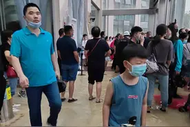 大雨中联结的郑州人图片
