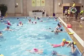 女孩游泳呛水几天后出现呼吸困难 警惕呛水引发吸入性肺炎图片
