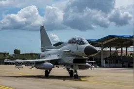 东部战区海军航空兵某旅组织开展转场民航机场训练图片