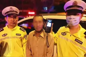怕车被刮蹭，喝了3瓶酒的他，这般猛操作也是“醉”了图片