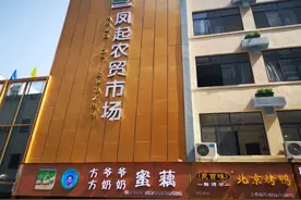 卖什么都自己种，拿荷叶当包装“袋”！凤起路农贸市场这位“网红”大姐，卖菜真有一套图片