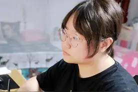 地下室女孩凭一支画笔追梦：“大学的开销，我希望是自己挣来的！”图片