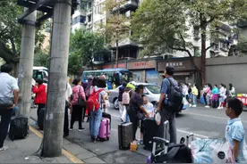 纯玩团变购物团，北京游客不愿购物竟被导游扔在路边图片