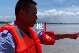 湖北黄梅协助巡护队陈亚洲：三代渔民不离江，喜见江豚戏江水图片