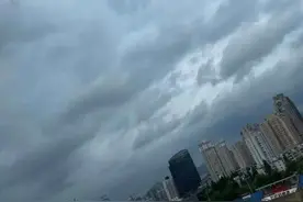 乌云压境，海面掀起巨浪！台风“烟花”碰上天文大潮，强风暴雨已在路上图片