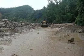 暴雨红色预警继续！｜石家庄公交线路停运41条｜多个水库提闸泄洪｜石家庄市城区防汛办：非必要不出行图片