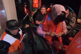 河南焦作武警官兵连夜营救群众，奋战16小时顺利转移56名被困群众图片
