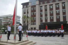 进军西海岸，省煤田地质局第一勘探队举行升旗揭牌仪式图片