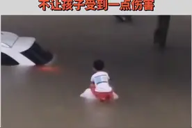 父亲冒着暴雨接孩子回家，将孩子背在肩头，小心翼翼的前行图片
